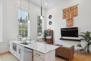 Two Luxe CBD Hotel Suites Near French Quarter