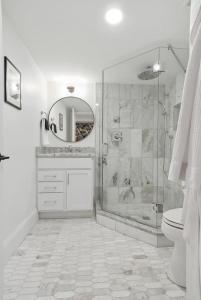 Two Expansive Hotel Suites Near French Quarter