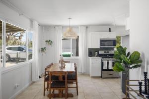 Desert Retreat - Hot Tub, Full Kitchen, Near JT