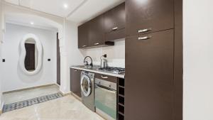 Kingsize bed apartment with pool & smart tv and wifi