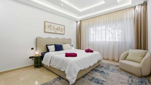Kingsize bed apartment with pool & smart tv and wifi
