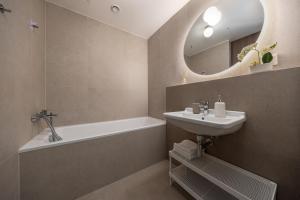 Skyline View Apartment, Metropolis, Parking & Balcony