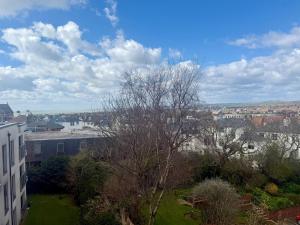 Central 2-bed modern flat with sea views & parking