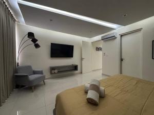 Comfy One Bedroom Near the Beach and 5th Ave