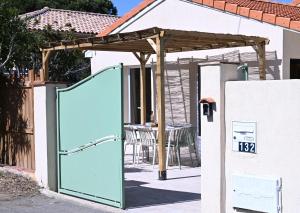 VILLA RIVA, terrasse plein sud, plage à pied, 4 à 6 personnes