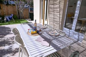 VILLA RIVA, terrasse plein sud, plage à pied, 4 à 6 personnes