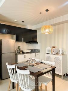 1-Bedroom Unit Manhattan Heights Araneta Cuabo with Balcony
