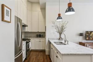 Grand 4 Condo Combo Near French Quarter 8BR 8BA