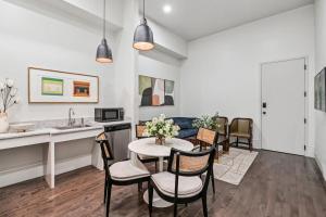 Cutting-Edge Condo Suite Near the French Quarter