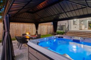 Stylish Modern Home with Hot Tub & Pergola