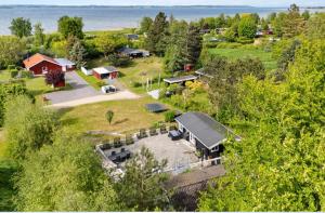 Hyggeligt sommerhus og større anneks