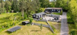 Hyggeligt sommerhus og større anneks