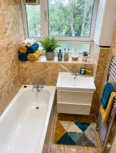 Spacious & Stylish 2 BED FLAT near Old Street Station