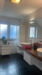 Bright Rooms with WiFi , Terrace between Freiburg and France , private Zimmer