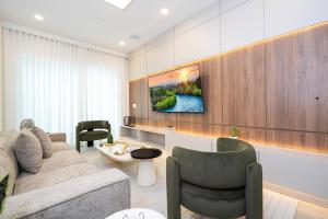Dluxx 5BR w Game Room Pool Near Parks 10526