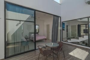 3 bedrooms home one block from the beach with pool, very central location