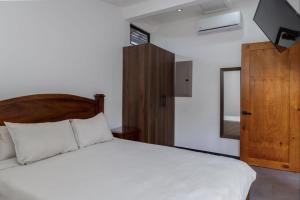 Cozy CocoBay Retreat House with private jacuzzi