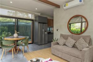 Cozy CocoBay Retreat House with private jacuzzi