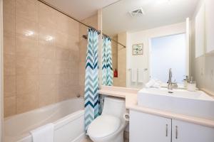 Sky-High 2BR with City Views - Lake Ontario Waterfront