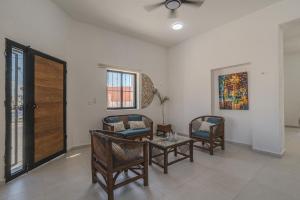 3 bedrooms home one block from the beach with pool, very central location