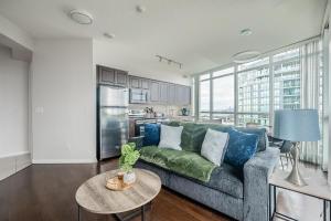 Sky-High 2BR with City Views - Lake Ontario Waterfront