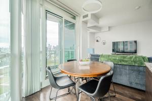 Sky-High 2BR with City Views - Lake Ontario Waterfront