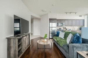Sky-High 2BR with City Views - Lake Ontario Waterfront