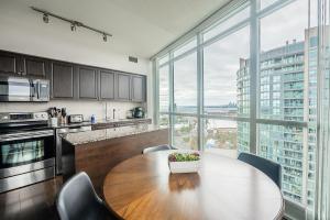 Sky-High 2BR with City Views - Lake Ontario Waterfront