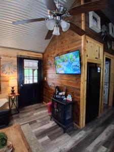 Cozy Secluded King Best LocationHot TubFirepit