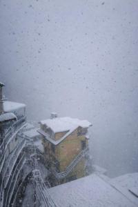 Mayas Abode By Amulya - An Apartment with Sun Facing & Mountain View