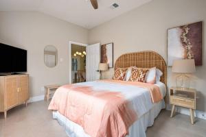 3BR Beautiful Katy Home With Firepit, Swing In Prime Location - HP