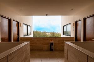 Grand Fifty, Stylish Stay with Rooftop Pool