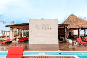 Grand Fifty, Stylish Stay with Rooftop Pool