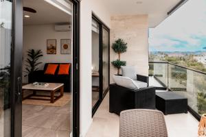 Grand Fifty, Stylish Stay with Rooftop Pool