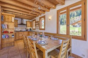 Chalets Bonheur 6BR Sauna Sleeps 10 - Happy Rentals