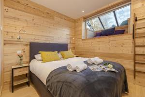 Chalets Bonheur 6BR Sauna Sleeps 10 - Happy Rentals