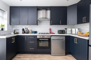 Spacious Modern 4BR in Prime Milton Keynes, Free Parking & WiFi