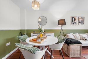 2BR En Suite House w Garden Parking Near Windsor & Heathrow