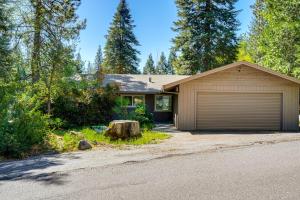 Furnished Deck & Fire Pit: Sherwood Forest Cabin