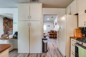 Furnished Deck & Fire Pit: Sherwood Forest Cabin
