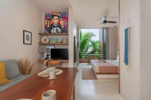 Chic Studio wrestaurant, yoga, coworking areas