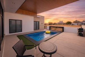 Alis Home heated pool overlooking Tetakawi