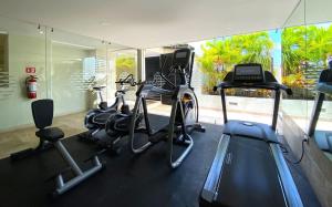 Seaview Roof Pool, Gym Onsite, 4 Blocks to 5th Ave