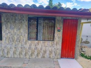 Comodo chalet, en una muy buena ubicación y rodeado de jardines