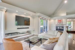 1 Mi to OU! Group Getaway w Game Room, Pool