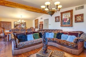 Home Near Sabino Canyon Hot Tub and Swim Spa Access