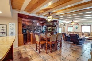 Home Near Sabino Canyon Hot Tub and Swim Spa Access