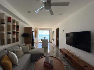 Ocean Front! Amazing Rooftop Pool, Walk to Fifth!