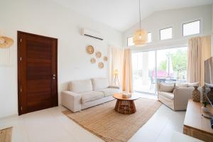 Casa Nola Elegant Modern Bungalow, Pool & Sea Location, Paphos