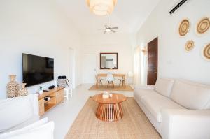 Casa Nola Elegant Modern Bungalow, Pool & Sea Location, Paphos